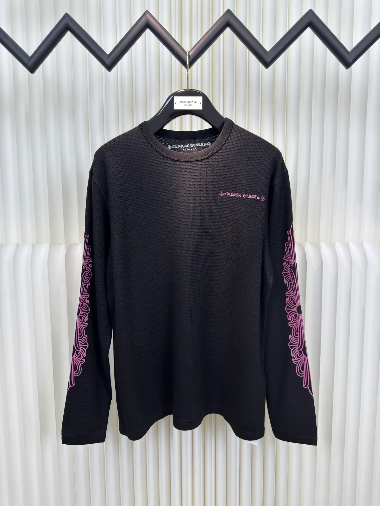 P330 Chrome Heart limited black pink waffle. The fabric is made of 280g cotton waffle double-layer material. The printing is made of high-temperature heat transfer for garments. The embroidery is made of imported Tajima embroidery. Size S M L